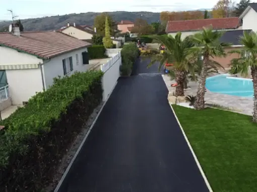 Réalisation enrobé cours et parking MLD TP LOC